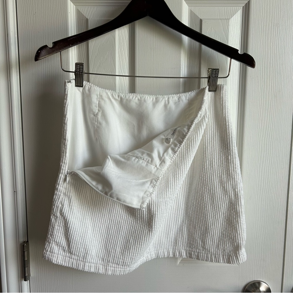 Glassons bright white corduroy mini skirt w/ side zipper - Picture 4 of 6
